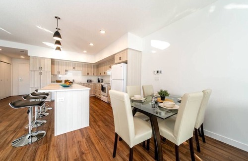 West Edmonton Apartment | Spacious✨2bedroom💥FREEparking✔️king bed❤️close to DT