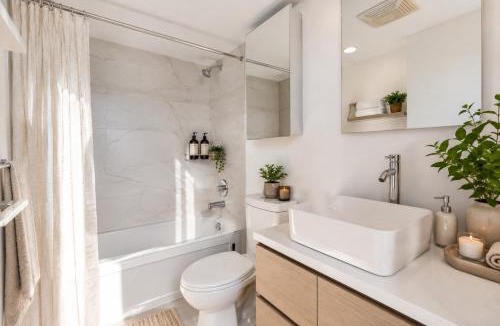 Gastown Apartment | Spacious 2BR Walk to Canada Place