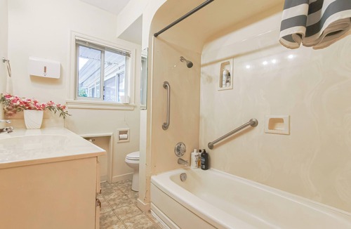 Kerrisdale House | Spacious 3 BDR House @ South Van
