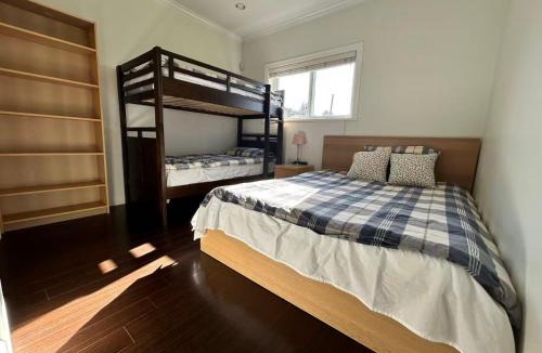 Burnaby House | Spacious 3 Bedroom Suite in Burnaby Free Parking, Full Kitchen, Near Transit