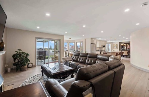 Coquitlam House | Spacious 3BR Family Home in Quiet Coquitlam