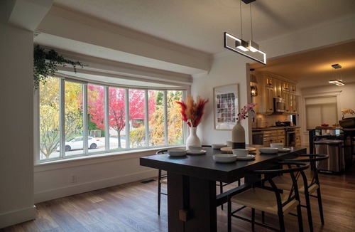 Thorold House | Spacious 3BR Family Home | 3-season room | Pool table | Niagara Falls