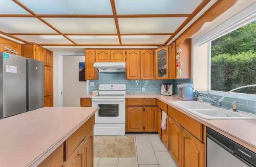 Surrey House | Spacious 3BR Near White Rock & Morgan Creek