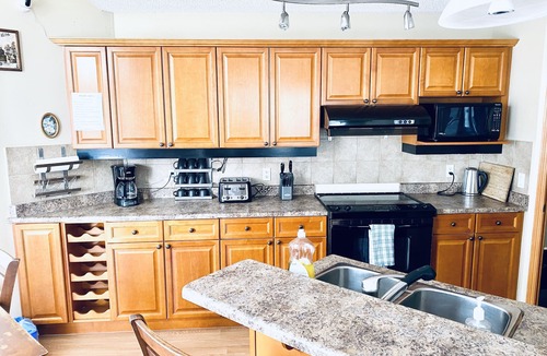 Northeast Edmonton House | Spacious 3BR Retreat w/Hot Tub Ravine | Sleeps 9