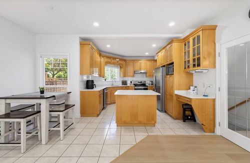 Fleetwood Apartment | Spacious 4-bedroom apartment + den home in Surrey