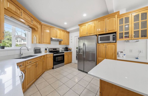 Fleetwood Apartment | Spacious 4-bedroom apartment + den home in Surrey