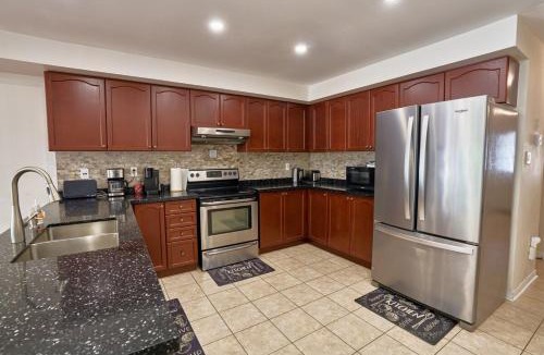 Hurontario House | Spacious 4BR Home in Mississauga