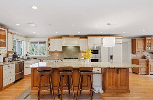 Surrey House | Spacious 4BR Retreat near Surrey Parks & Beaches