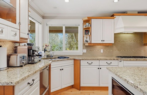 Surrey House | Spacious 4BR Retreat near Surrey Parks & Beaches