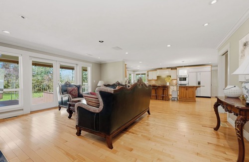 Surrey House | Spacious 4BR Retreat near Surrey Parks & Beaches
