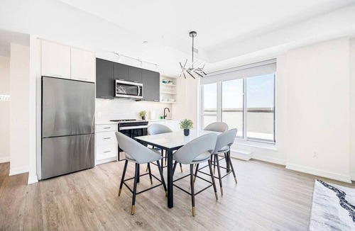 Harwood Apartment | Spacious 4BR Suite Getaway with AMAZING City Views
