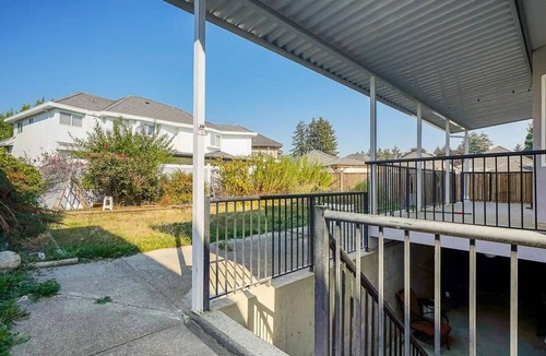 Surrey Newton House | Spacious 5 bed 4 bath in Delta/Surrey centrally located close to mall,restaurant