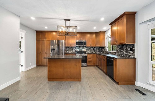 Langley House | Spacious 6-Bedroom Home in Salmon River