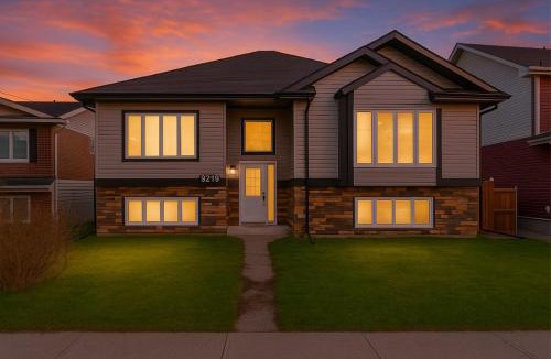 Jasper Place Apartment | Spacious 6BDR Oasis - Sleeps 17 - Garage - Fireplace