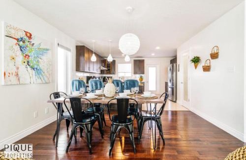Jasper Place Apartment | Spacious 6BDR Oasis - Sleeps 17 - Garage - Fireplace