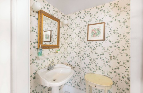 Ogunquit House | Spacious 7-bedroom house with WiFi, AC in enjoyable Ogunquit