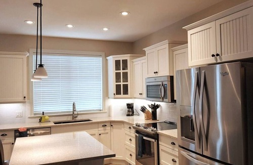 Osoyoos House | Spacious Bordeaux Cottage with Golf Cart #191