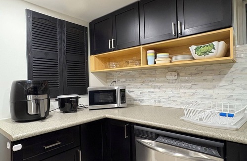 Etobicoke House | Spacious bright 2BD with Pool, 2 free parking-Ideal for longe stays