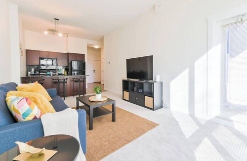Haysboro Apartment | Spacious & Bright Condo 10 Min from DT
