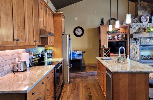Big White Ski Resort House | Spacious "Cabin Feel" Townhouse in Happy Valley