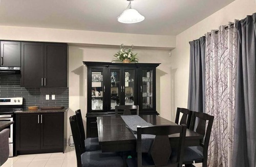 Niagara Falls House | Spacious ,comfy house less than 15 mins drive to Niagara Falls and Outlet Mall.