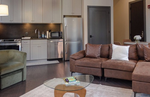 Downtown Pittsburgh Apartment | Spacious Downtown 2BR City Views