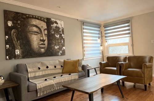 The Queensway House | Spacious, elegant, 2BR newly renovated close to DT