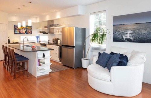 Pemberton House | Spacious executive Home with Mountain Views 3500 Sq Ft 5 min walk to town