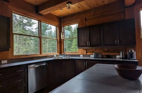 Lac Superieur Village Cabin | Spacious family 5 Bedroom Chalet, Hot Tub, pet-friendly, pool lake tennis