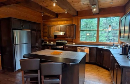 Lac Superieur Village Cabin | Spacious family 5 Bedroom Chalet, Hot Tub, pet-friendly, pool lake tennis