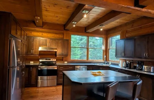Lac Superieur Village Cabin | Spacious family 5 Bedroom Chalet, Hot Tub, pet-friendly, pool lake tennis