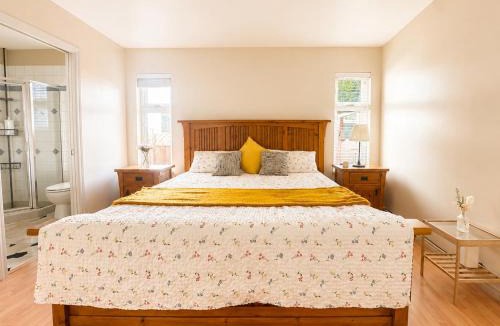 Vancouver House | Spacious Family-Friendly 3BR Suite Near White Rock Beach