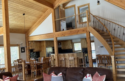 Golden Cabin | Spacious Family Home-Private Hot Tub, Sleeps 9