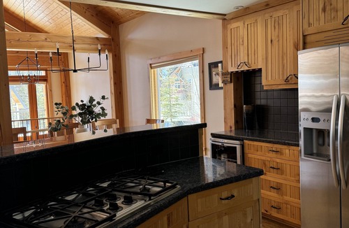 Golden Cabin | Spacious Family Home-Private Hot Tub, Sleeps 9