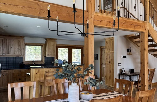 Golden Cabin | Spacious Family Home-Private Hot Tub, Sleeps 9