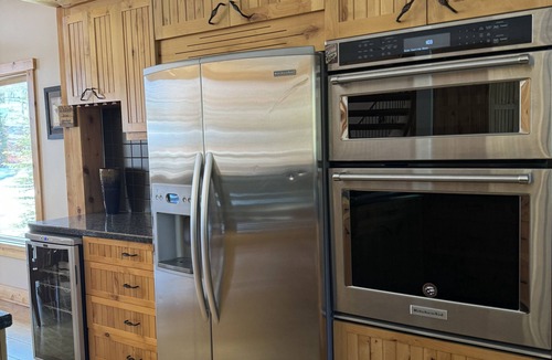 Golden Cabin | Spacious Family Home-Private Hot Tub, Sleeps 9
