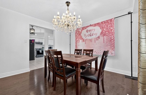 Ajax House | Spacious Group Stay in Ajax - 7 Queen Beds