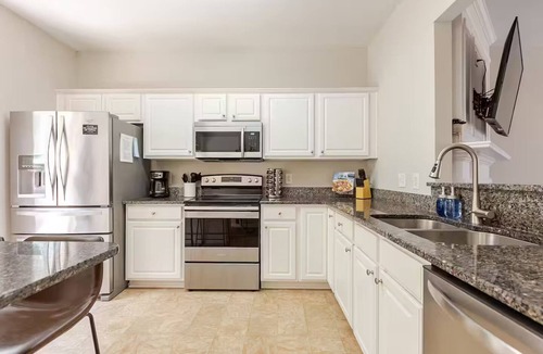 Long Lake House | Spacious Home- central to Airport, Crabtree & food
