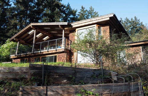 Salt Spring Island Cottage | Spacious lakefront cottage, Salt Spring Island. Great sunsets, central location