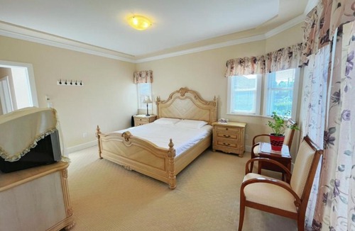 Richmond City Centre House | Spacious Master Suite in Heart of Richmond