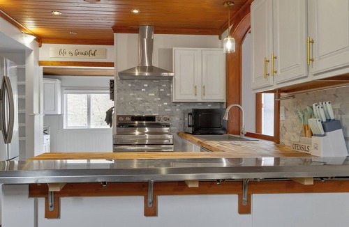 East Hill House | Spacious Modern Entire Main House & Suite - Sleeps 16
