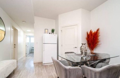 Jasper Place House | Spacious Modern Suite - King Bed - Central - WiFi!