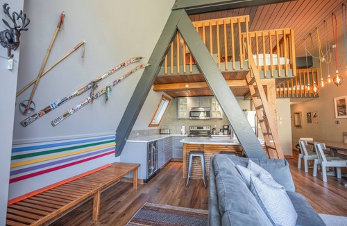 Silver Star Mountain Hotel | Spacious Mountain Retreat w/Hot Tub & Beautiful Loft! – Perfect for small groups!