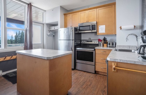 Silver Star Mountain Hotel | Spacious Mountain Suite w/Hot Tub, BBQ & Ski Locker!