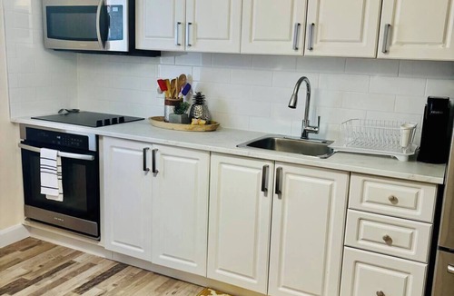 Niagara Falls House | Spacious Niagara Escape 3 BR Private Backyard