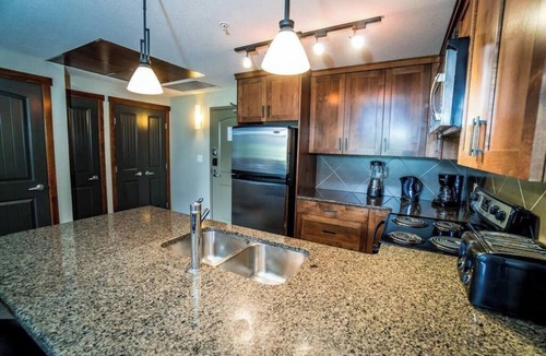 Canmore Condo | Spacious Penthouse Suite-King Beds-Pool & Hot Tub Open