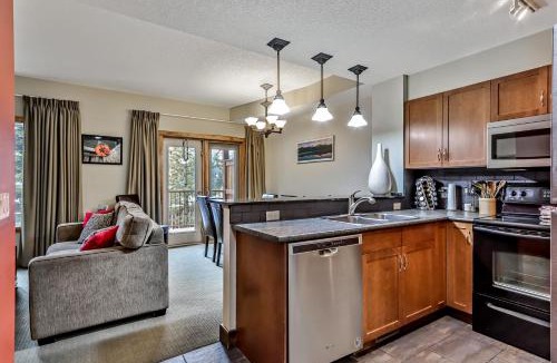 Canmore House | Spacious, Pet Friendly, Townhouse Hot Tub Perfect for Families!
