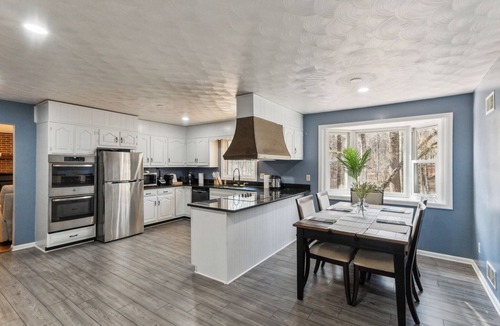 Gaithersburg House | Spacious private 6 bedrooms Oasis Retreat in lovely Gaithersburg