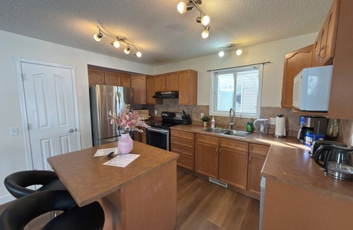 West Edmonton House | Spacious & Private Retreat near West Edmonton Mall