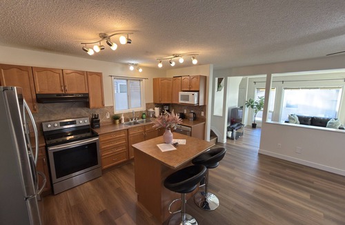 West Edmonton House | Spacious & Private Retreat near West Edmonton Mall